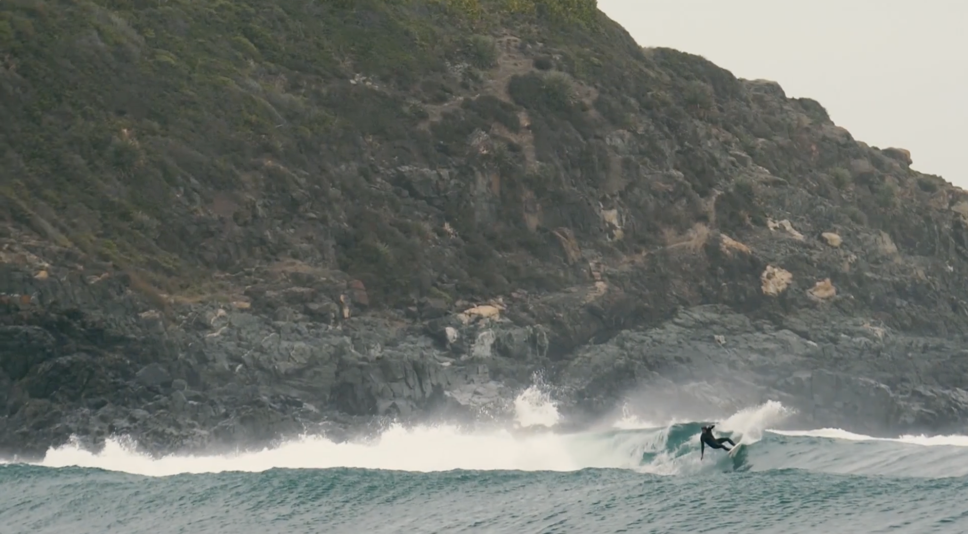 Caleta Pacífico: la senda de Diego Medina por el surf chileno